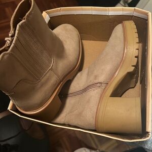 Universal Threads Women’s Boots (Tan)